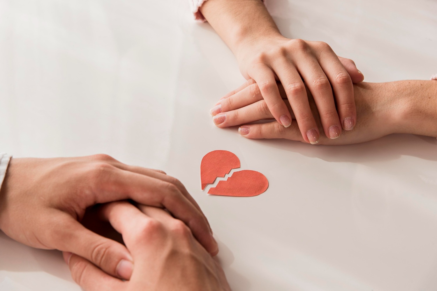 Backburner Relationship dan Situationship: Pola Hubungan yang Menguras Mental