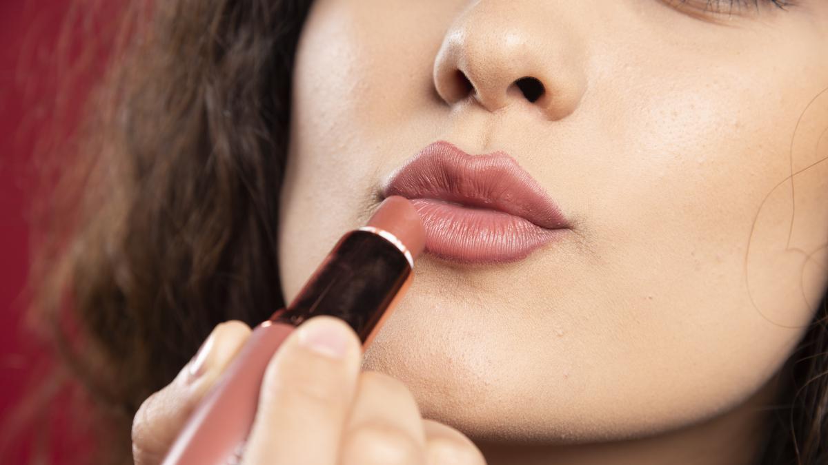 Lip Contouring: Teknik Bibir Lebih Penuh dan Berdimensi