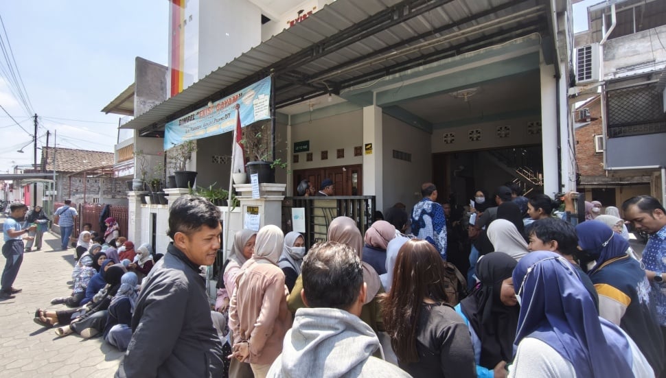 Mengapa Orang Tua Rela Antre Subuh demi Bimbel Terjangkau