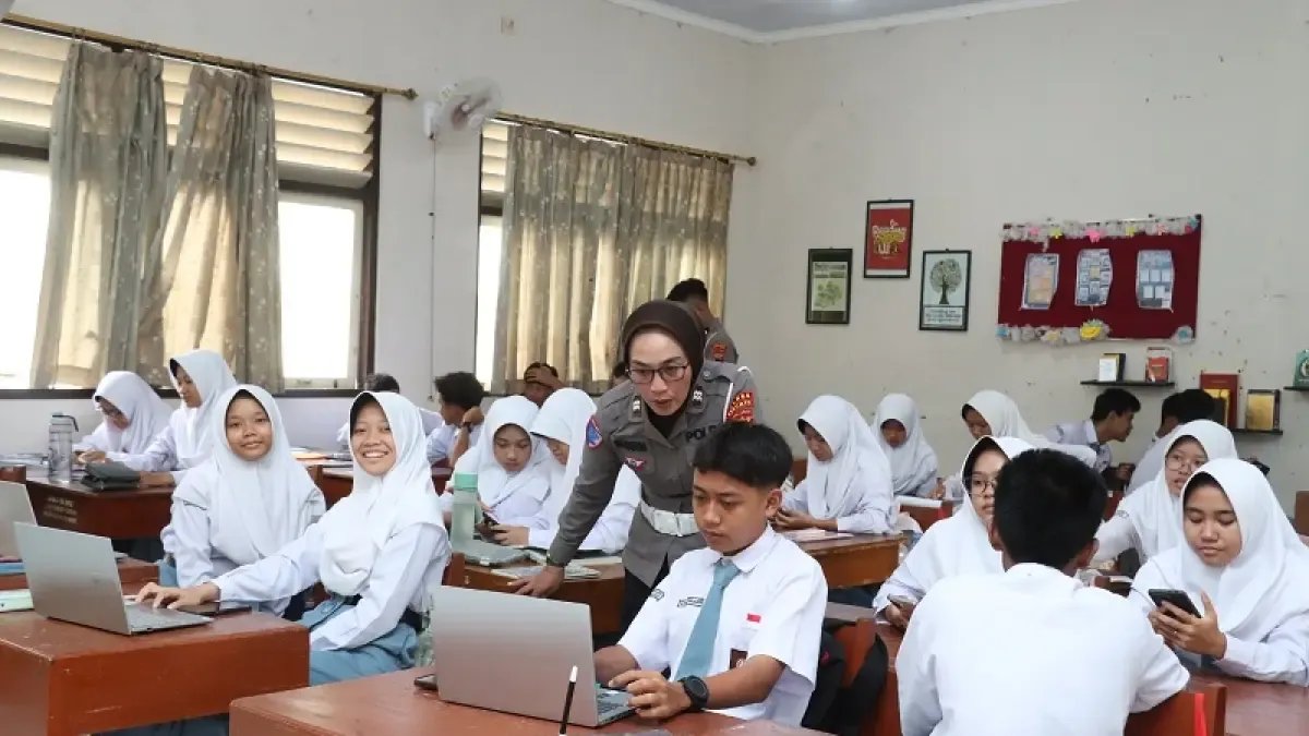 Polisi Masuk Kelas: Literasi AI Pelajar Jadi Tameng Baru