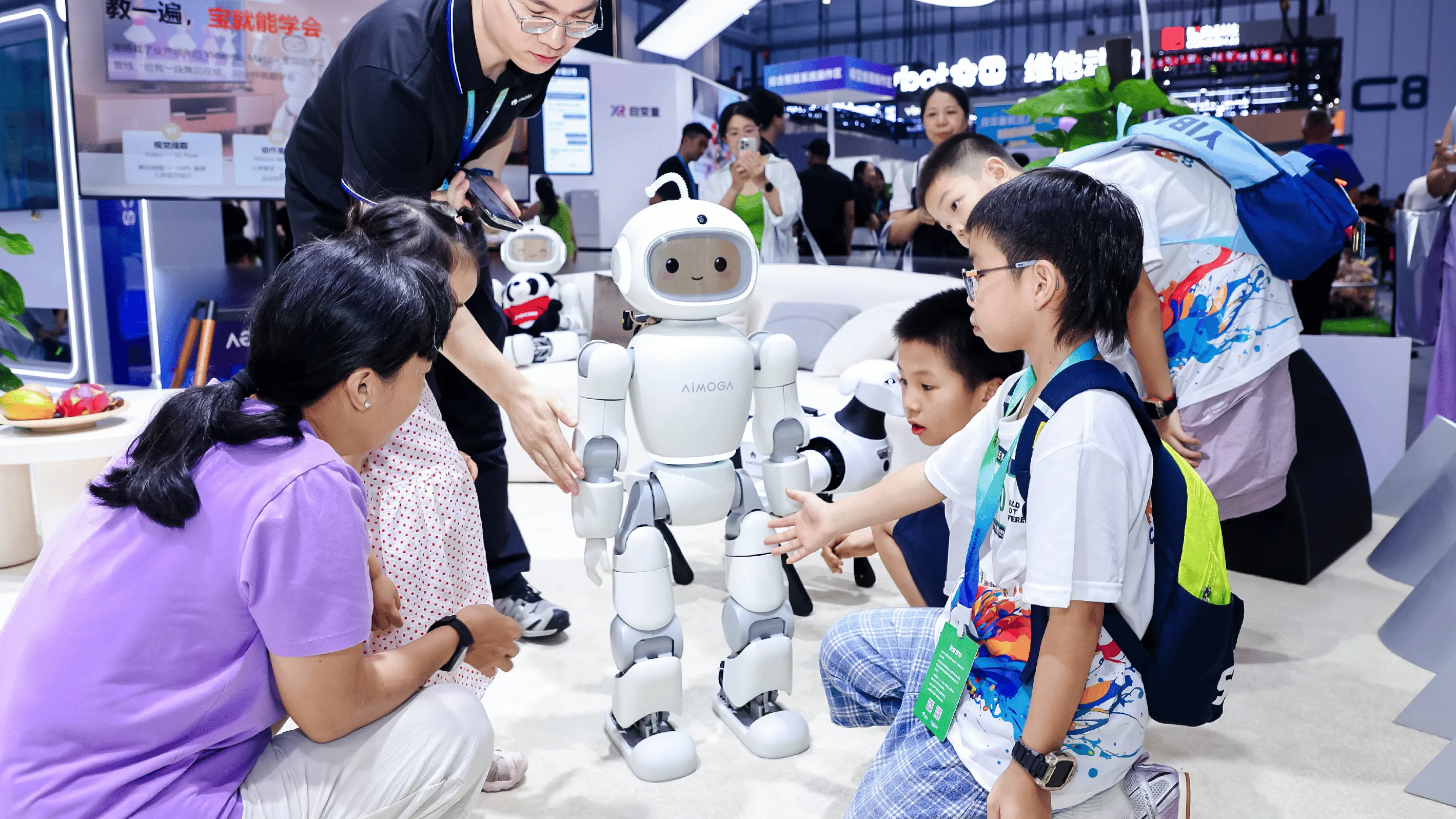 Robot Pendamping Keluarga Mobo: Dari Panggung Konferensi ke Rumah Tangga