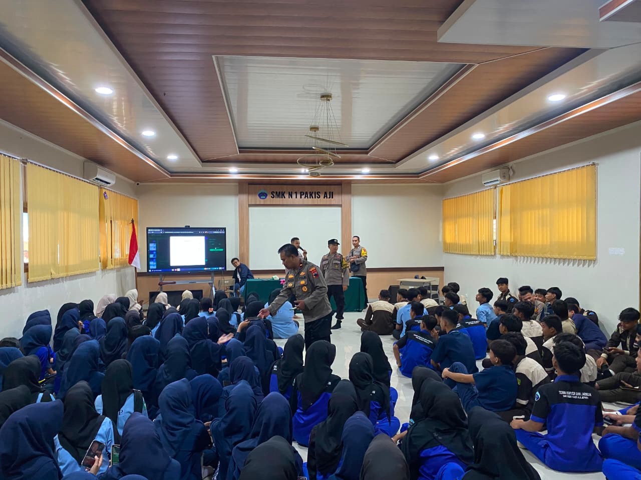 Polisi Masuk Kelas: Literasi AI dan Etika Digital untuk Kesiapan Kerja Siswa
