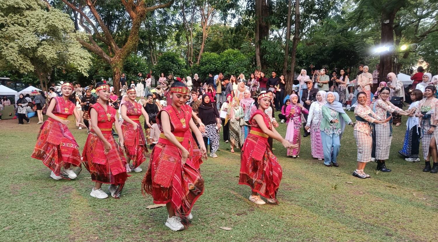 Kebaya Lepas dari Kesan Formal: Dari Warisan ke Gaya Hidup Gen Z
