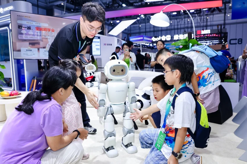 Robot Pendamping Keluarga Mobo: Dari Penari ke Asisten Rumah Pintar