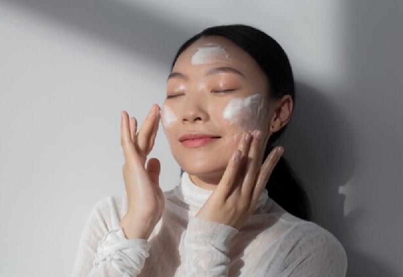 Tinted Sunscreen SPF 50 untuk Wajah Glowing Seharian