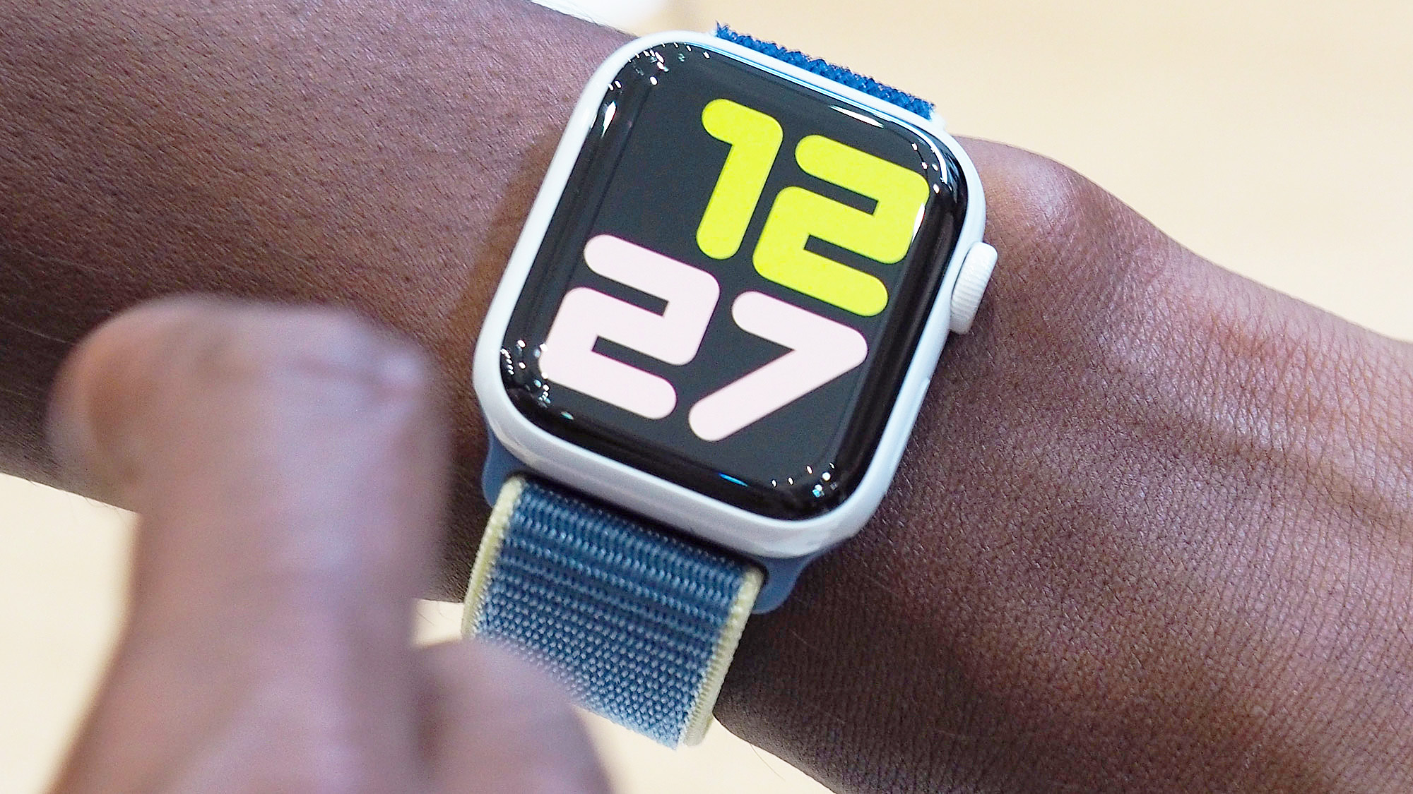 Apple Watch Series 12: Keramik, Kesehatan, dan AI di Pergelangan Tangan