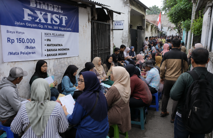 Mengapa Orang Tua Rela Antre Subuh demi Bimbel Terjangkau