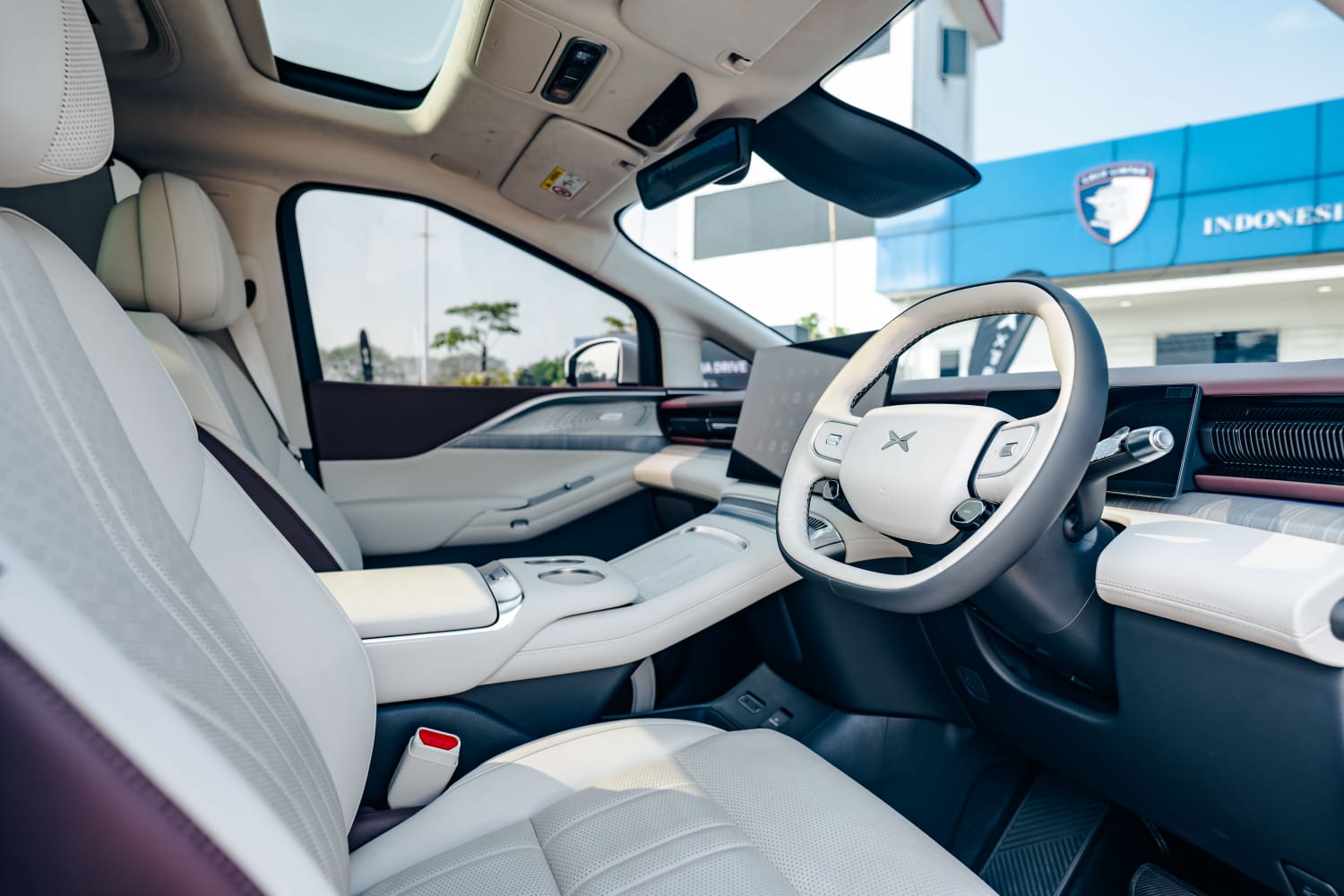 XPENG X9 vs Alphard HEV: Head-to-Head MPV Premium Listrik dan Hybrid