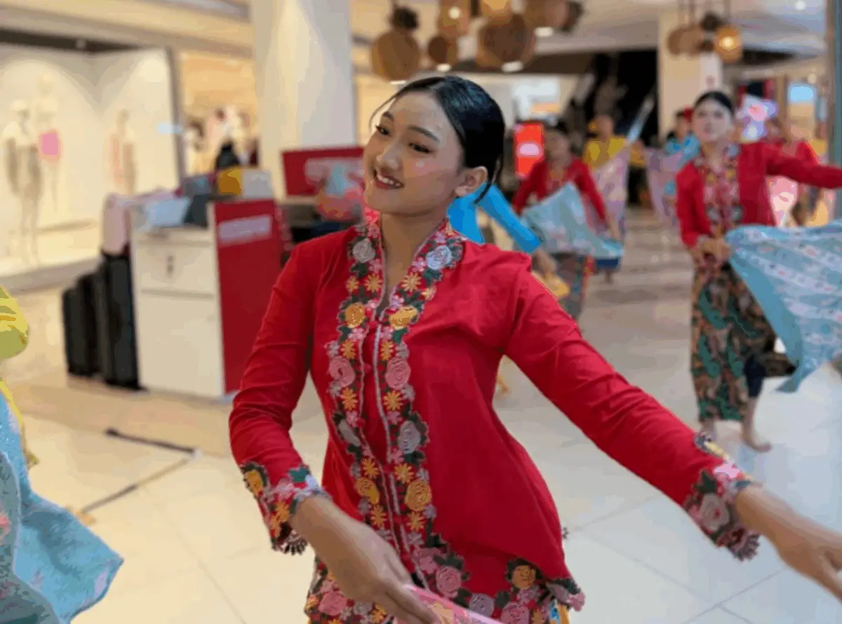 Kebaya dan Batik Menemukan Generasi Baru di Festival Fashion