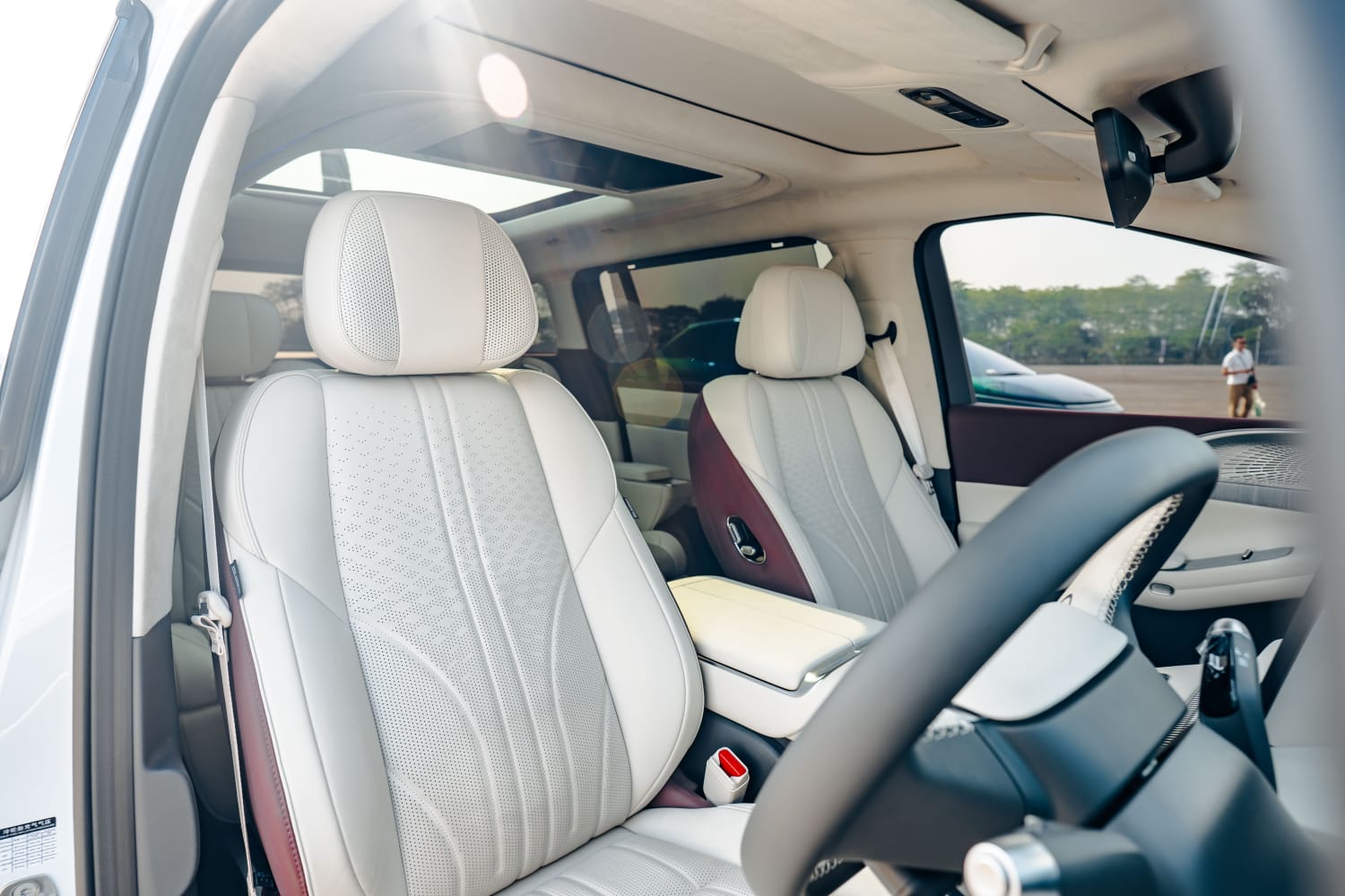 XPENG X9 vs Alphard HEV: Head-to-Head MPV Premium Listrik dan Hybrid