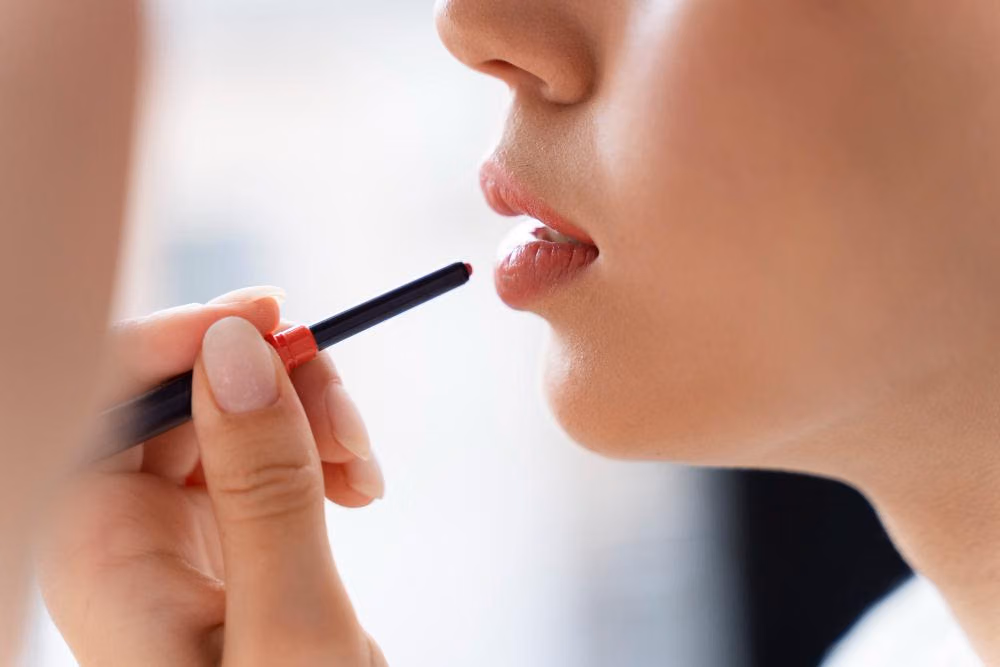Lipstik Mudah Pecah? 5 Kebiasaan Tersembunyi yang Harus Dihentikan