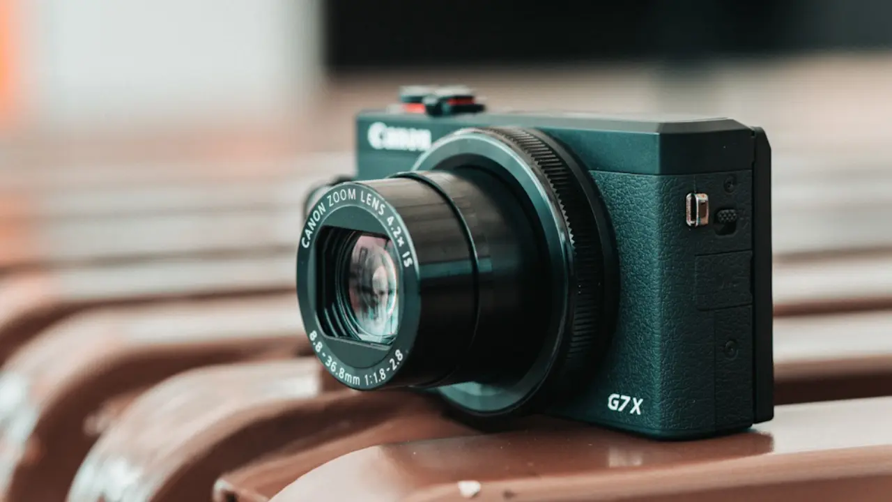 Sensor Stacked dan Zoom Cepat: Standar Baru Kamera Compact Premium