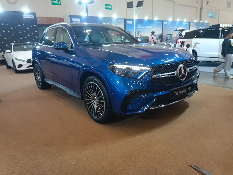 Lexus IS350h vs Mercedes GLC 200: Sedan vs SUV Hybrid Premium