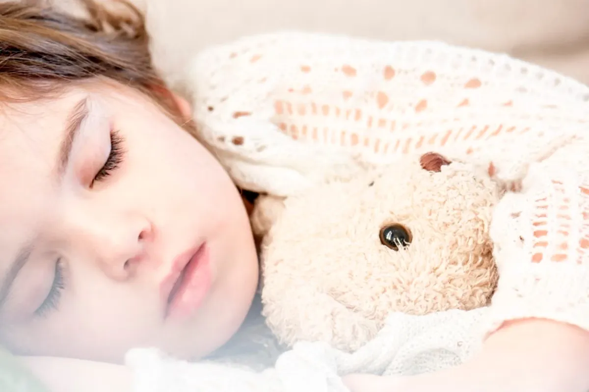 5 Kalimat Ajaib Sebelum Tidur yang Menguatkan Hati Anak