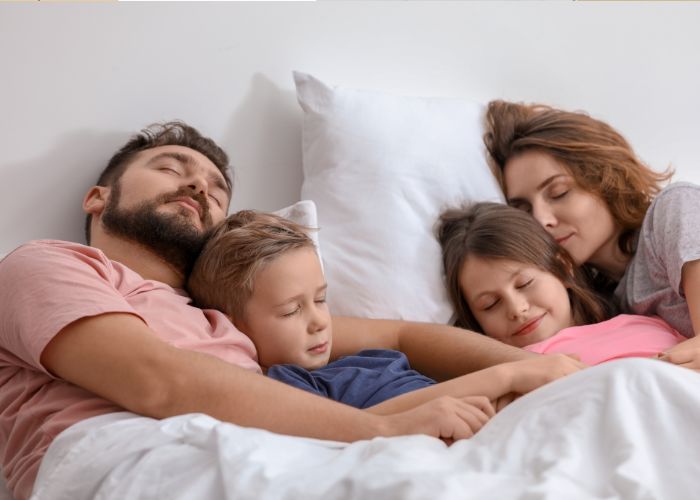 5 Kalimat Ajaib Sebelum Tidur yang Menguatkan Hati Anak