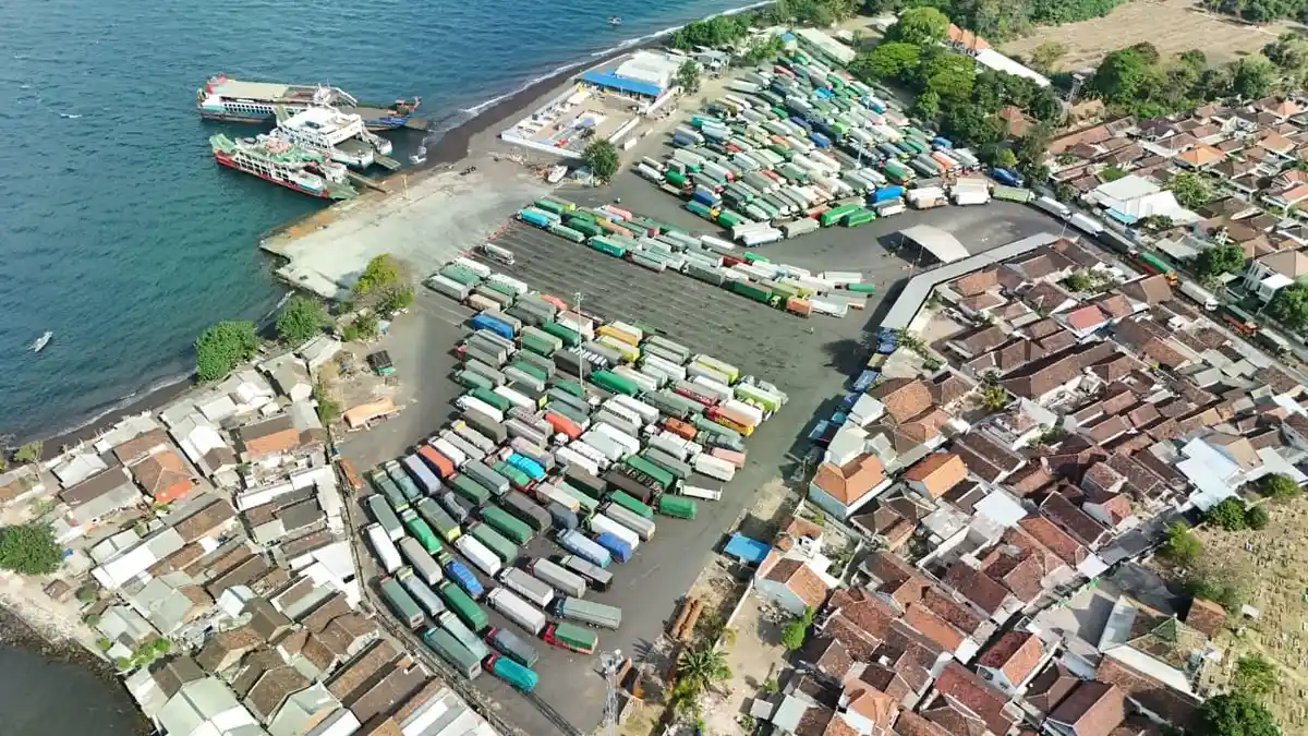Penyeberangan Selat Bali Macet: Menambah Kapal Feri Bukan Jawabannya