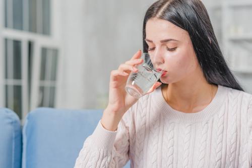 Makan Protein dan Minum Air Sebelum Tidur: Bantu atau Ganggu Tidur?