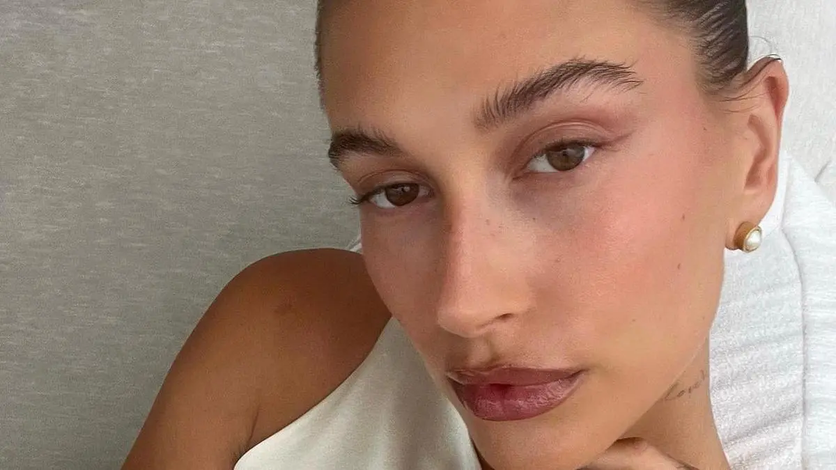 Glazed Lips Trend: Cara Membuat Bibir Berkilau Terawat dengan Layering