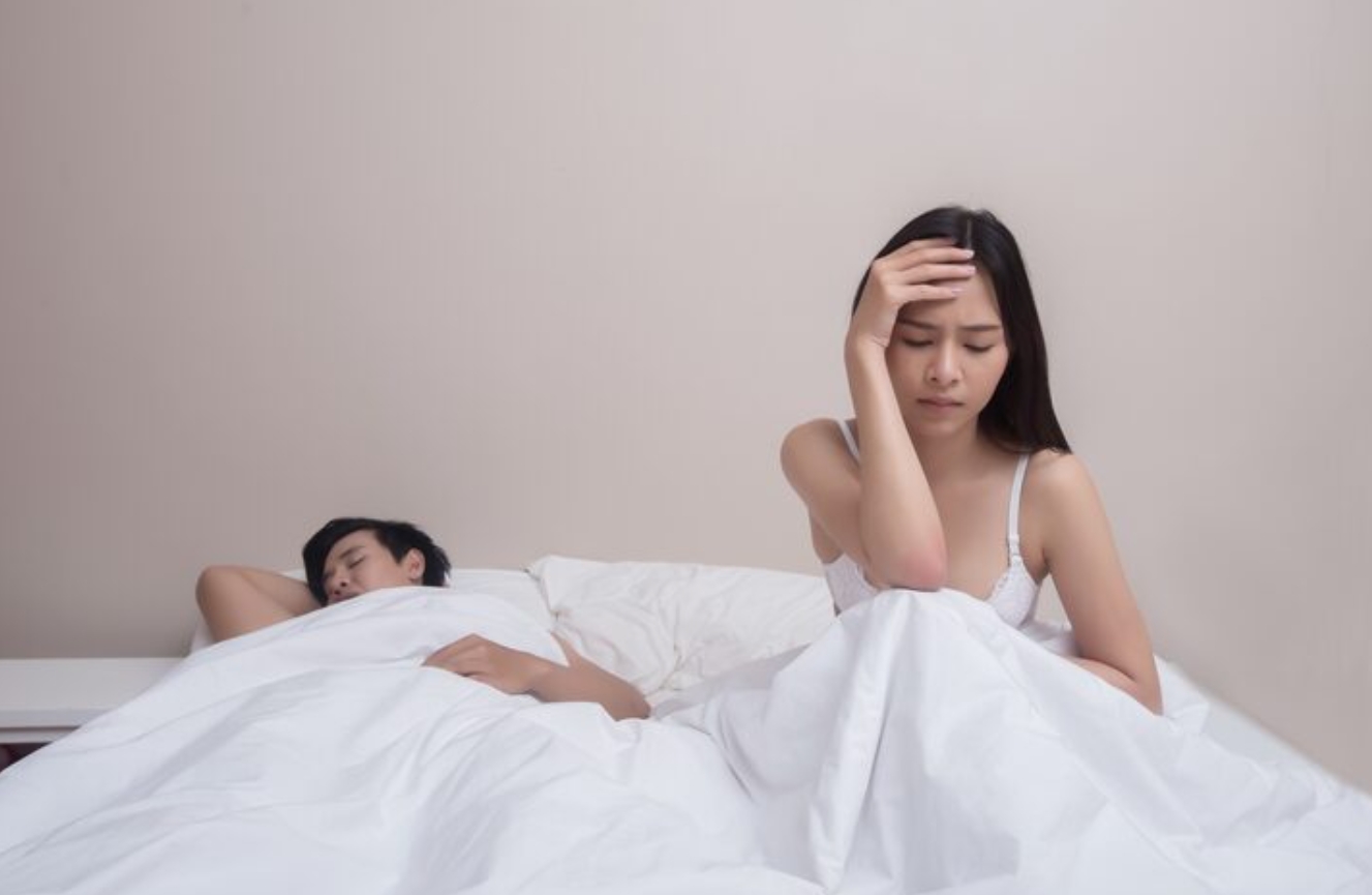 Kamar Berantakan dan Layar Menyala: Musuh Tersembunyi Tidur Nyenyak