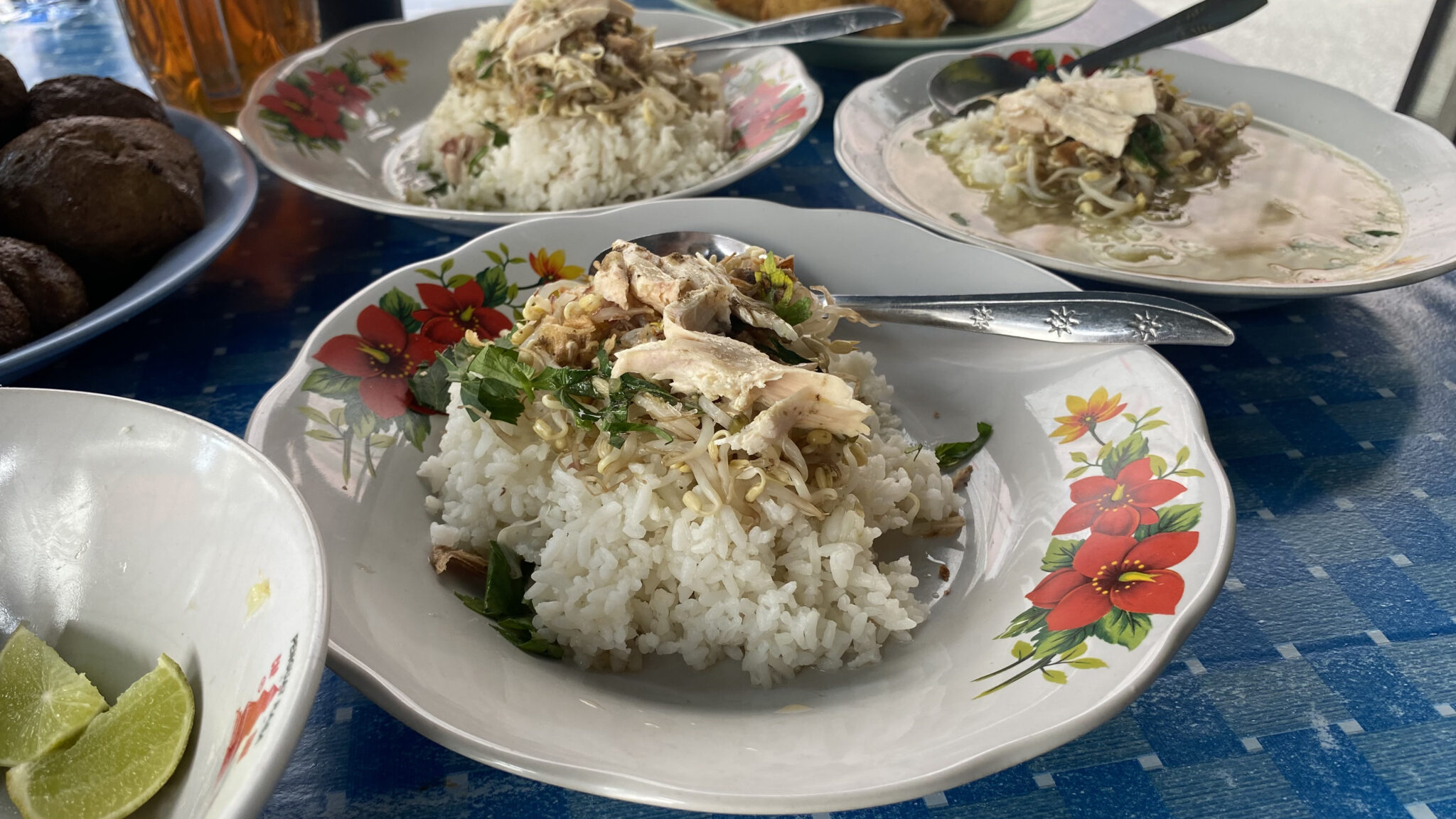 Dari Gerobak ke Gelar Sarjana: Nilai Hidup dari Pedagang Makanan Jalanan