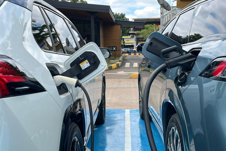 Penjualan Mobil Listrik Melonjak 88,6 Persen: Peluang dan Risiko bagi Konsumen