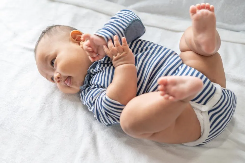 Bayi Sering Mengangkat Kaki: Normal atau Sinyal Bahaya?