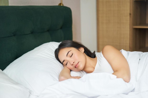 Rutinitas Skincare Malam yang Optimal untuk Pemulihan Kulit Saat Tidur