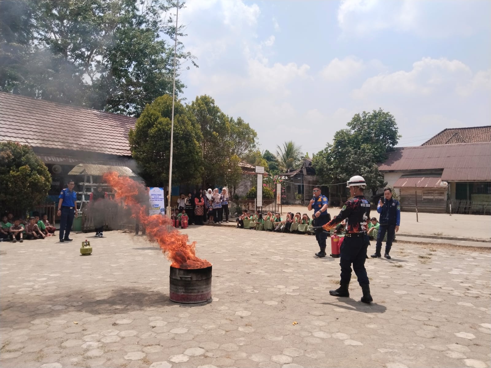 Simulasi Penanganan Api di Sekolah: Belajar Tenang Saat Darurat