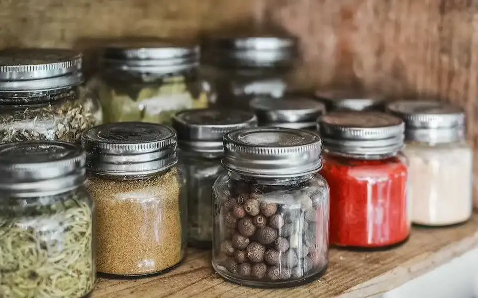 7 Kesalahan Menyimpan Makanan di Kulkas dan Cara Mengatasinya
