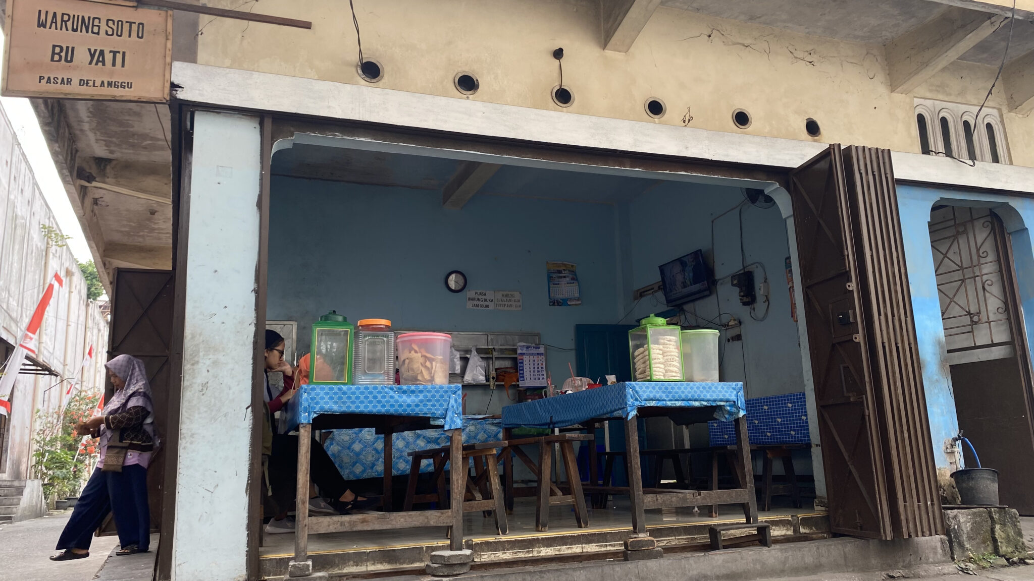 Dari Gerobak ke Gelar Sarjana: Nilai Hidup dari Pedagang Makanan Jalanan