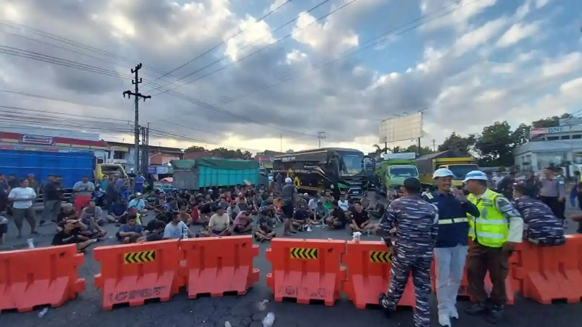 Antrean 20 Km di Ketapang: Kapal Nambah, Masalah Tetap Sama