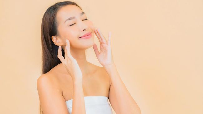 Rutinitas Skincare Malam yang Optimal untuk Pemulihan Kulit Saat Tidur