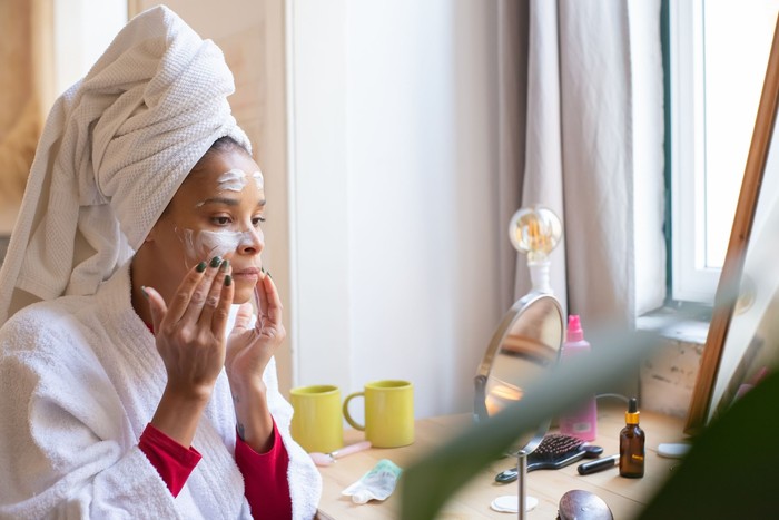 Rutinitas Skincare Malam yang Optimal untuk Pemulihan Kulit Saat Tidur