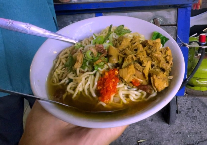 Dari Gerobak ke Gelar Sarjana: Nilai Hidup dari Pedagang Makanan Jalanan