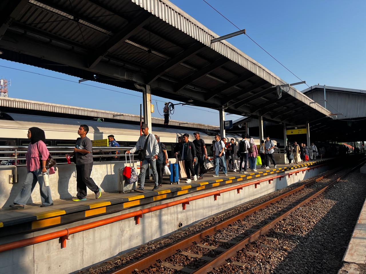 KA Gunungjati Cirebon–Jakarta Mulai Rp25 Ribu: Transportasi Termurah untuk Commuter dan Backpacker