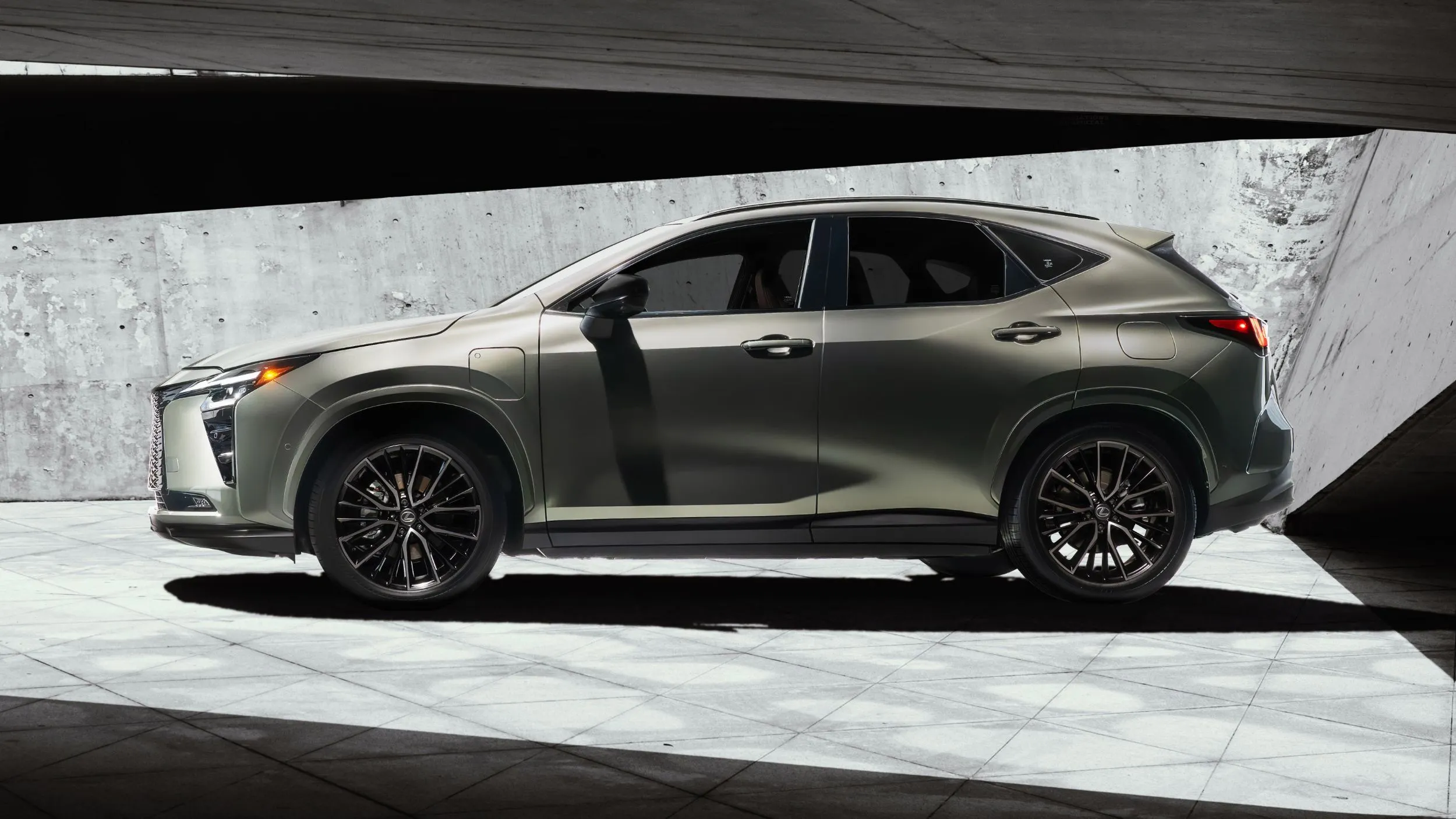 Lexus NX Hybrid Baru: SUV Mewah PHEV dengan Jangkauan EV 140 km