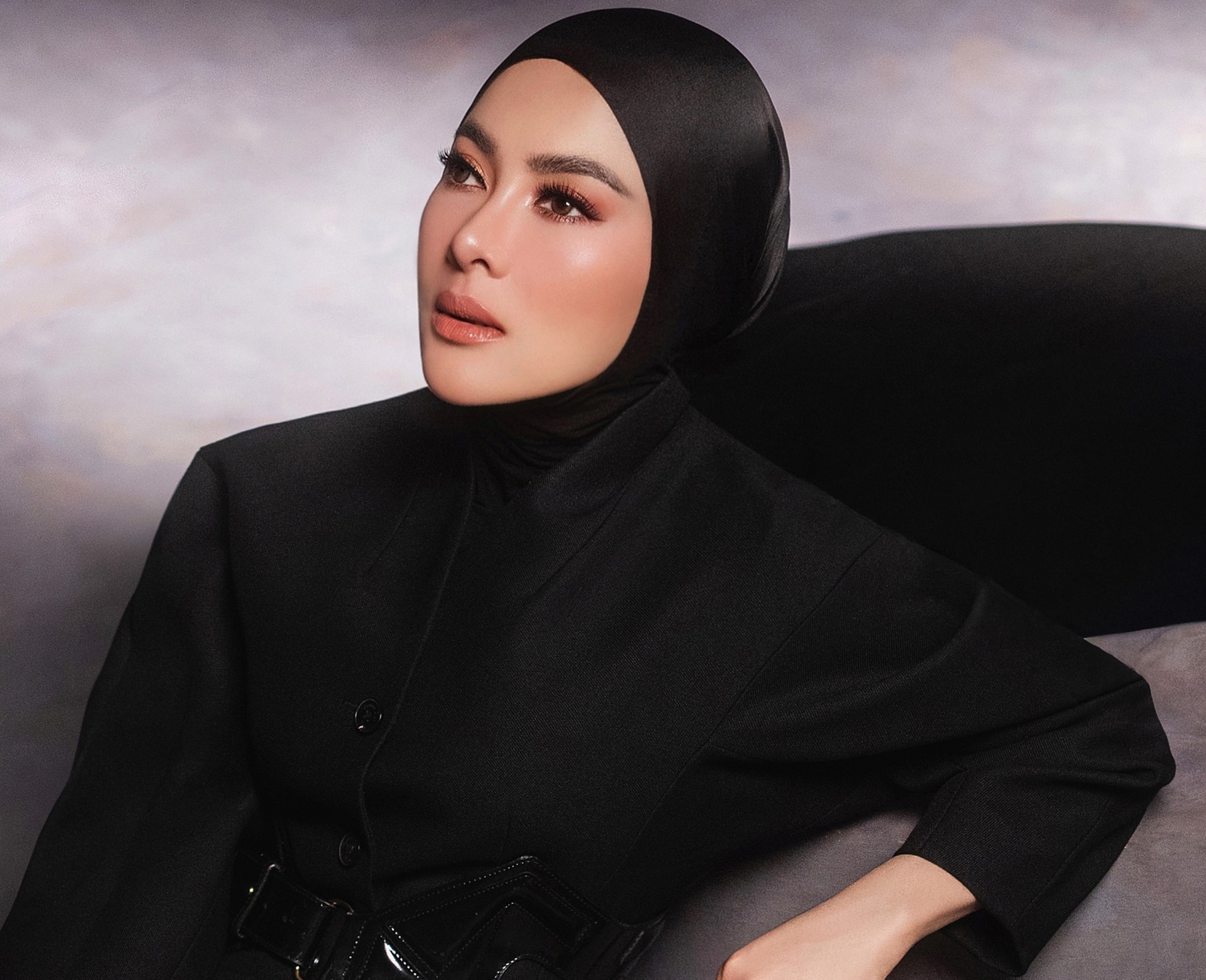 Dari Puncak Karier ke Pelukan Ibu: Vakum Syahrini dan Perjuangan Garis Dua