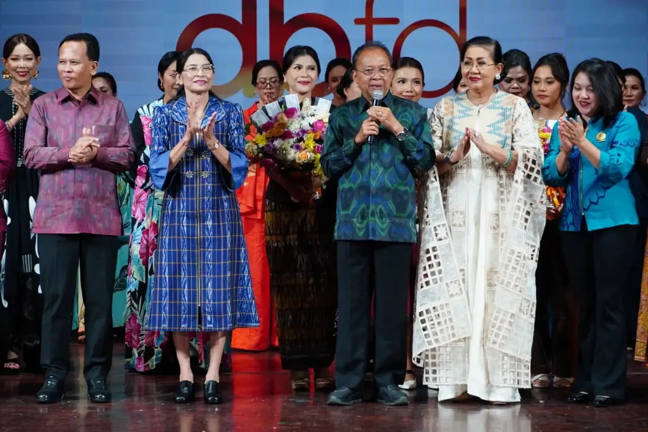 Kain Tenun Endek Bali Siap Taklukkan Panggung Fashion Internasional