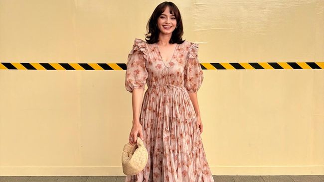 Tampil Feminin dengan Floral Print ala Selebriti