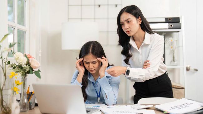 Mengapa Sulit Berhenti Jadi People Pleaser dan Menyembunyikan Emosi