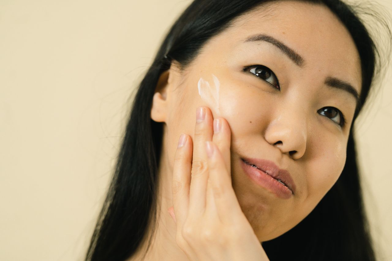 7 Moisturizer dengan Hyaluronic Acid untuk Hidrasi Maksimal Kulit Kering