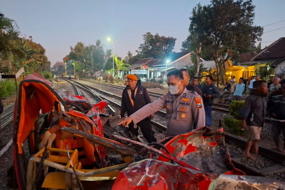 Kecelakaan Kereta-Mobil di Perlintasan: Pelajaran dari KA Wijaya Kusuma