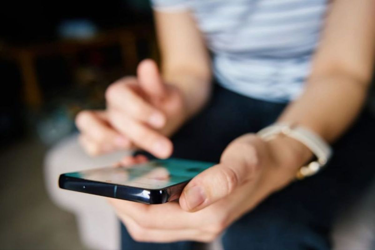 Scrolling Ponsel Sebelum Tidur: Dua Mekanisme yang Merusak Kualitas Istirahat