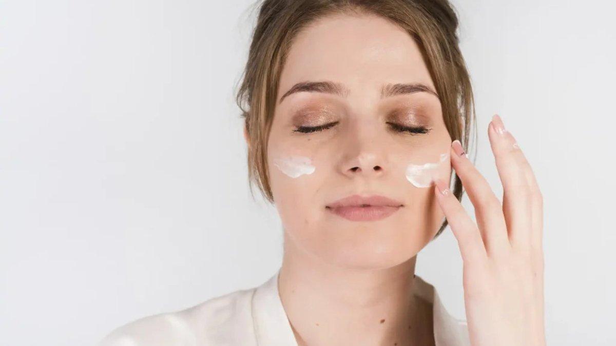 Panduan Skincare Berdasarkan Usia dan Bahan Aktif Utama