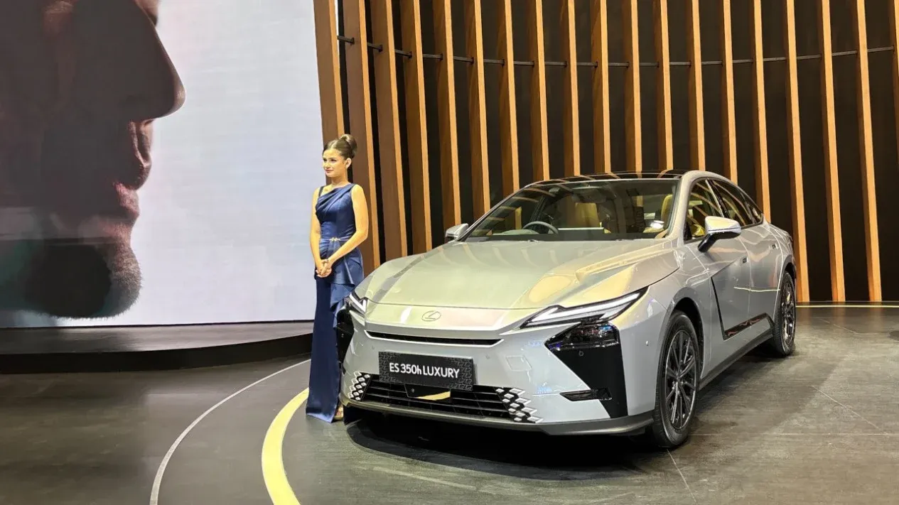 Lexus IS350h Luxury di GIIAS: Hybrid Mahal yang Mengincar Kelas Eksekutif