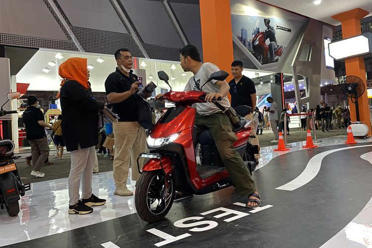 Subsidi Motor Listrik Turun ke Rp3 Juta: Beli Sekarang atau Tunggu?