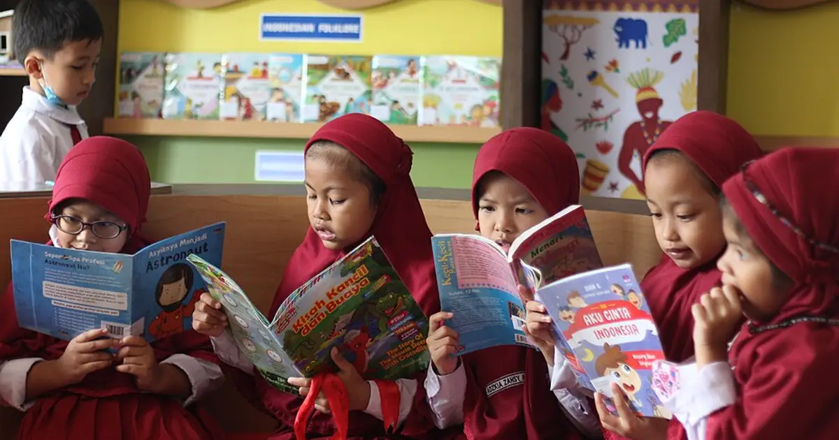 Peringkat 3 di ASEAN: Alarm atau Kabar Baik untuk Budaya Membaca?