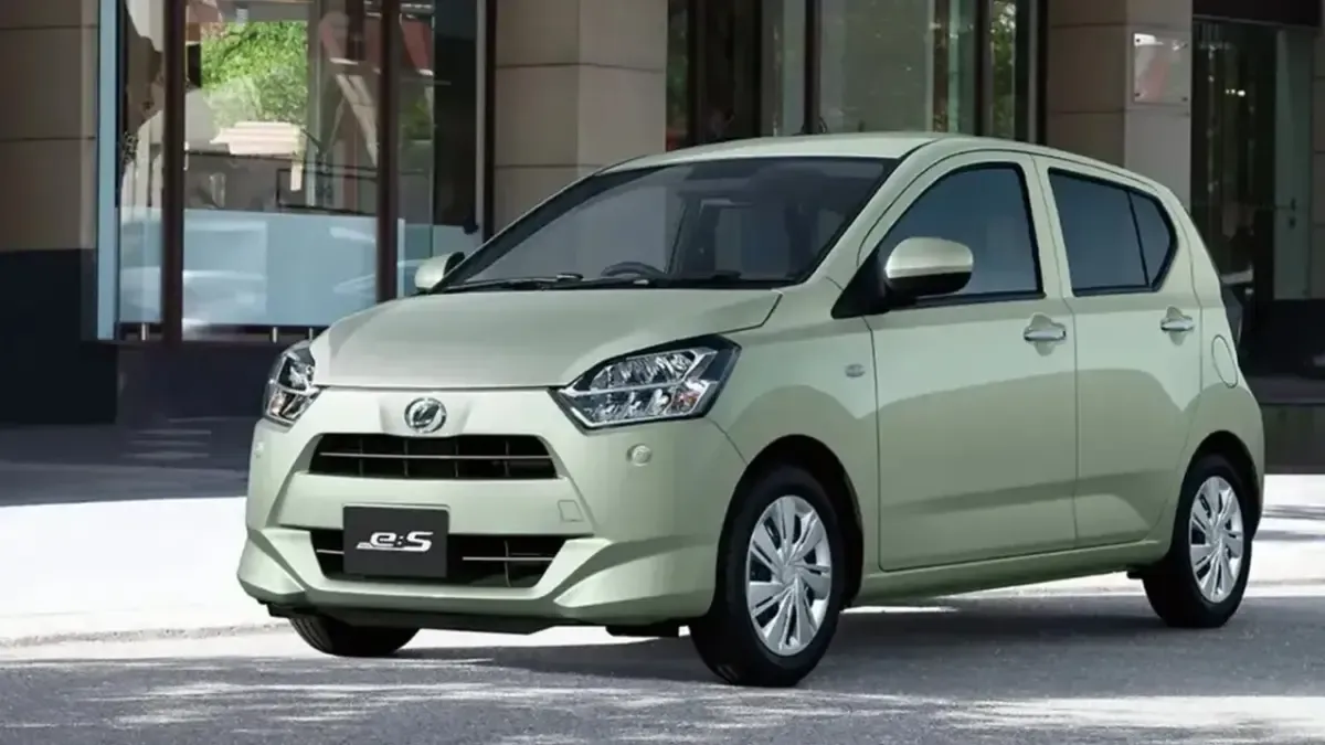 Daihatsu Mira e:S vs Rocky: Mana Mobil Irit BBM untuk Budget Tipis?