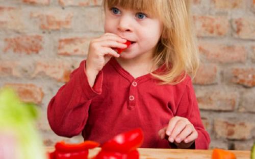 Bibir Anak Memerah Setelah Makan Buah: Iritasi atau Alergi?