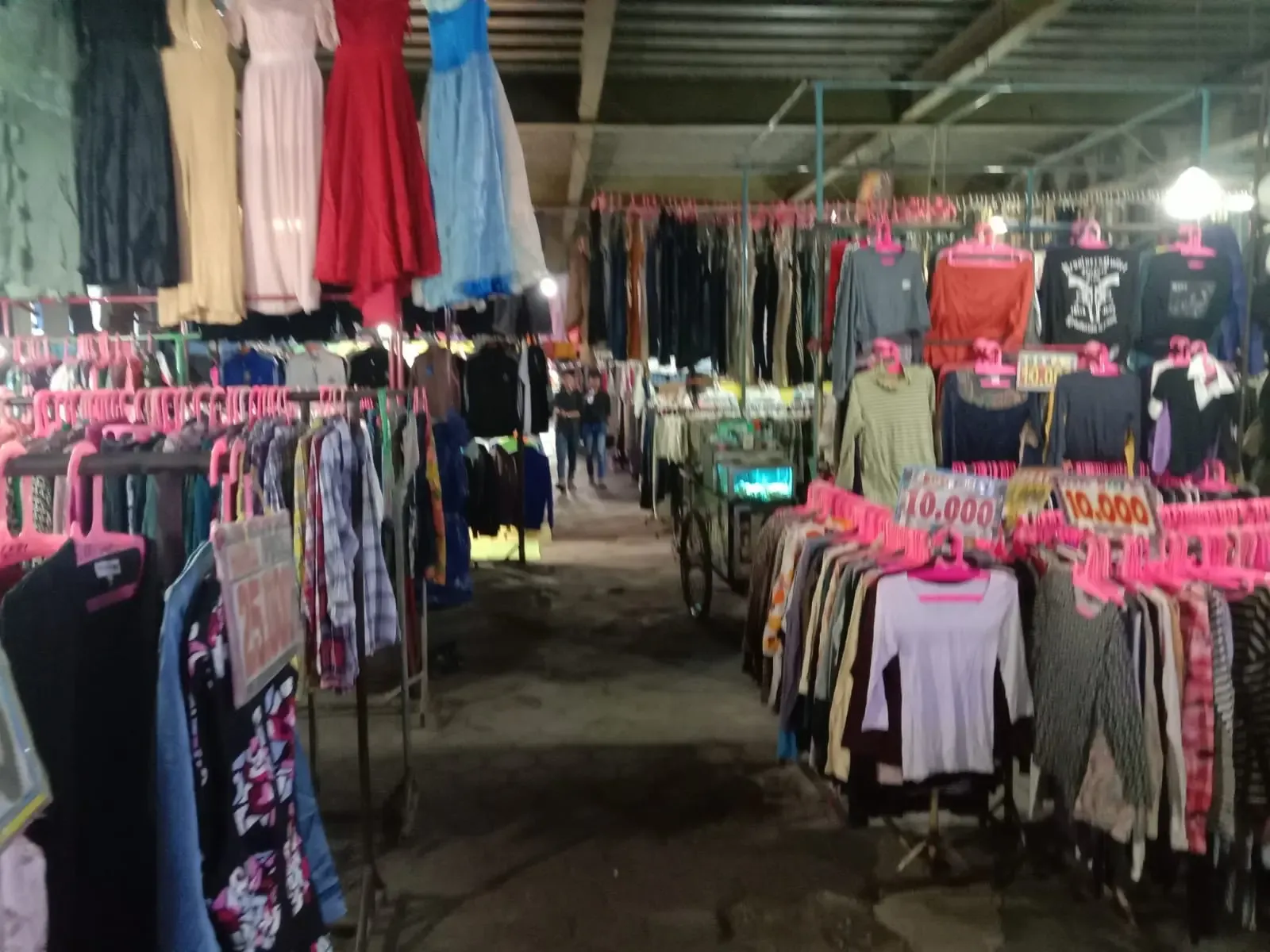 Mengapa Thrifting Bikin Ketagihan: Sains Dopamin di Balik Berburu Pakaian Bekas